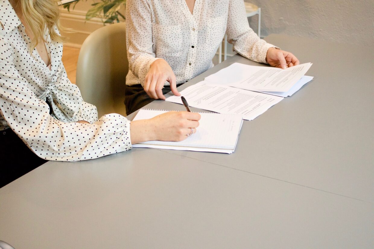 Vertrag Unterschrift Frau