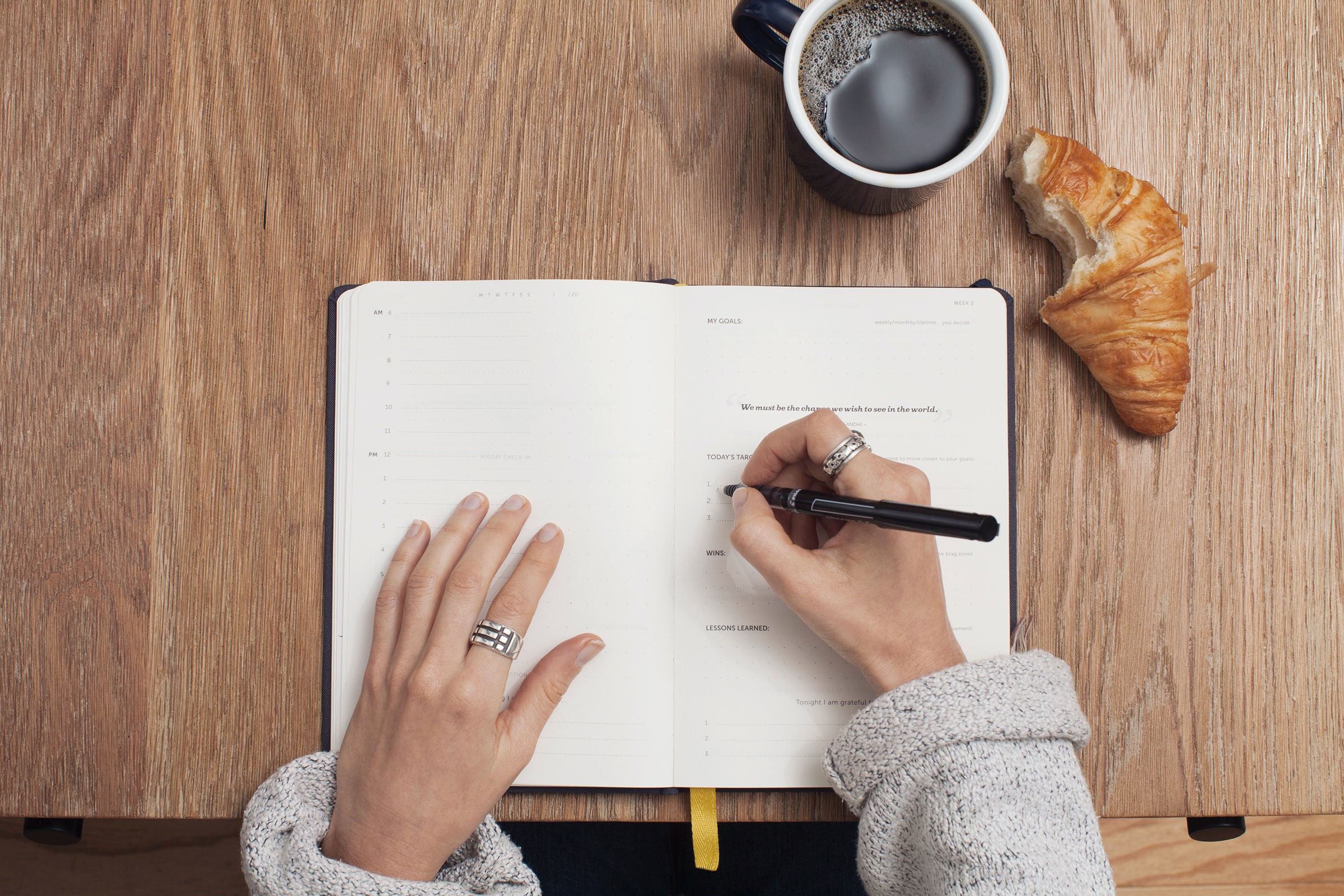 Kaffee, Buch, Croissant